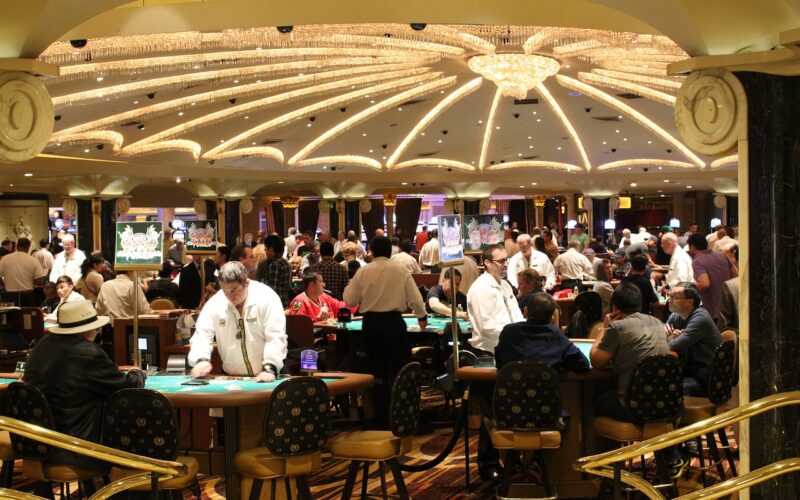 Hur Fungerar Insättningar och Uttag på Online Casinon?